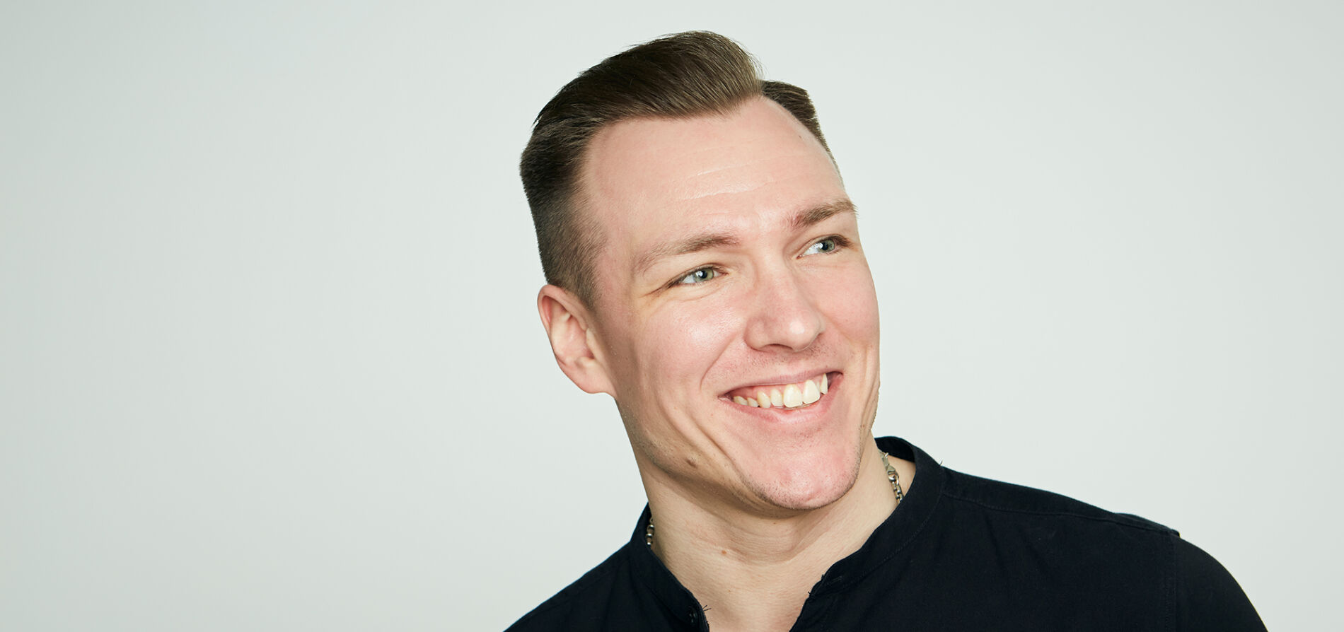 Anssi Heikkilä hymyileväisenä.