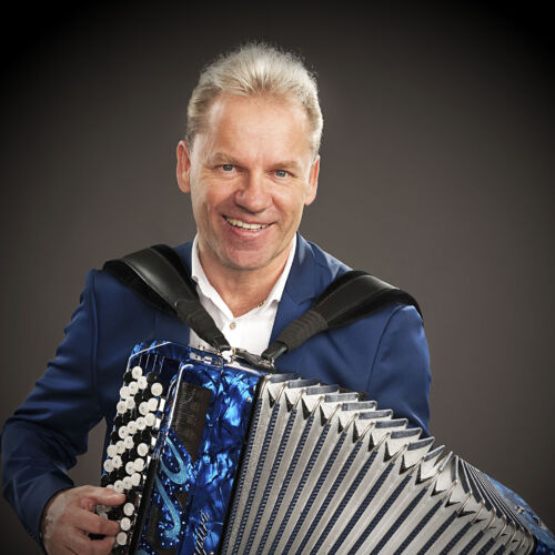Jukka Lampela harmonikka sylissään.