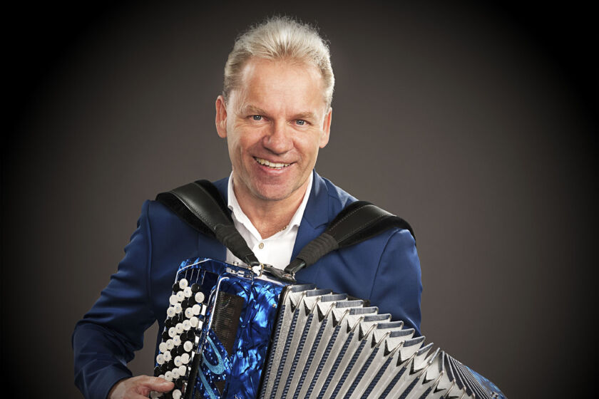 Jukka Lampela harmonikka sylissään.