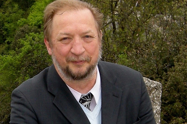 Markku Heikkilä puvun takki päällä ulkona.