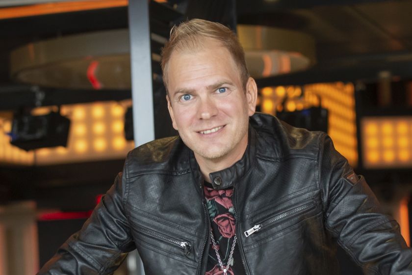 Mikko Mäkeläinen nahkarotsi päällä.