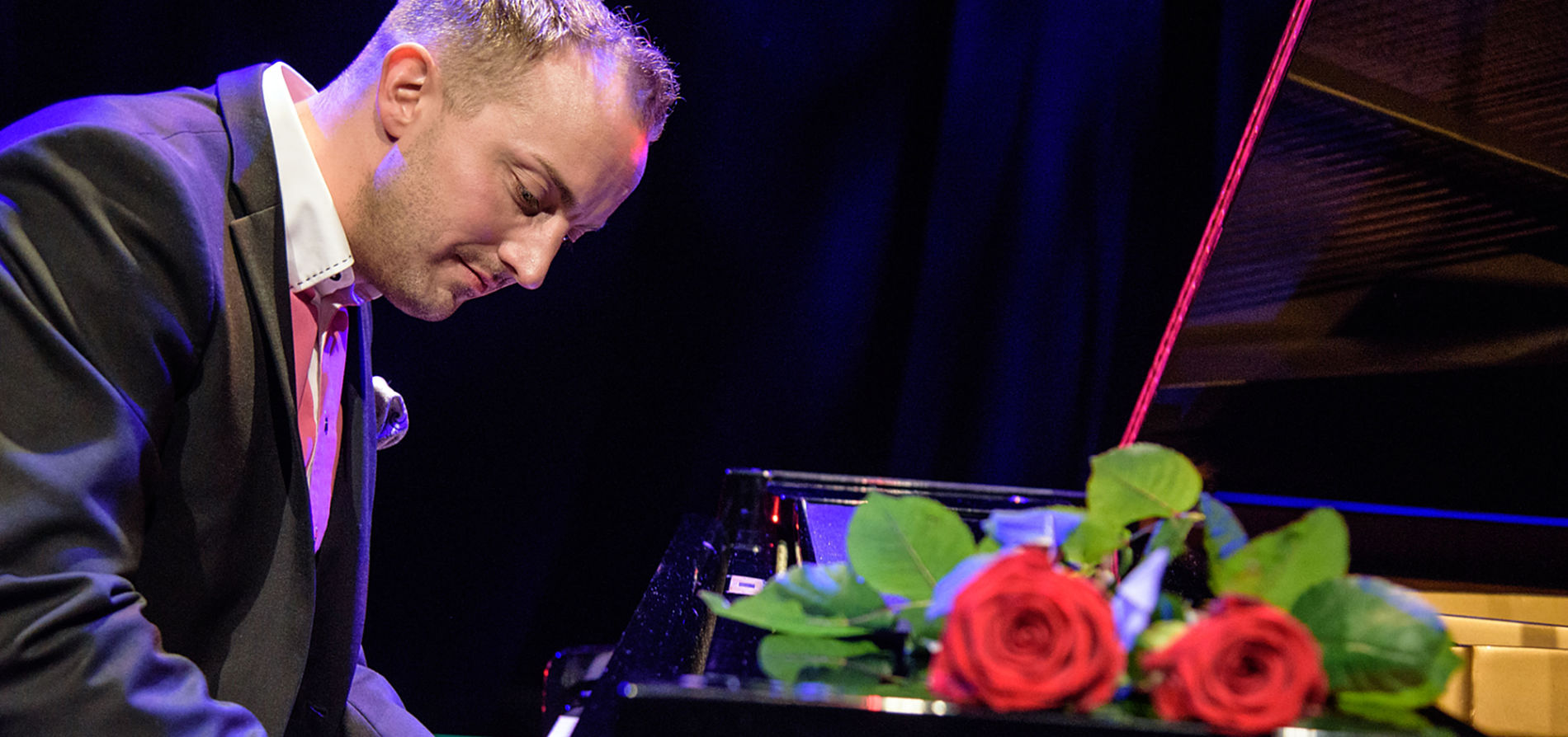Pianisti Mikko Tuomiunen
