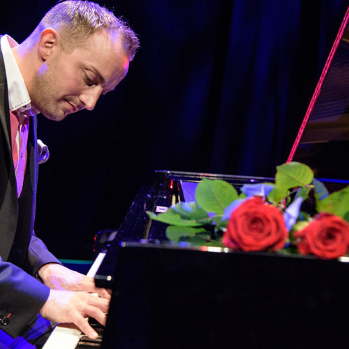 Pianisti Mikko Tuomiunen