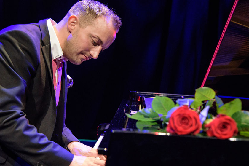 Pianisti Mikko Tuomiunen