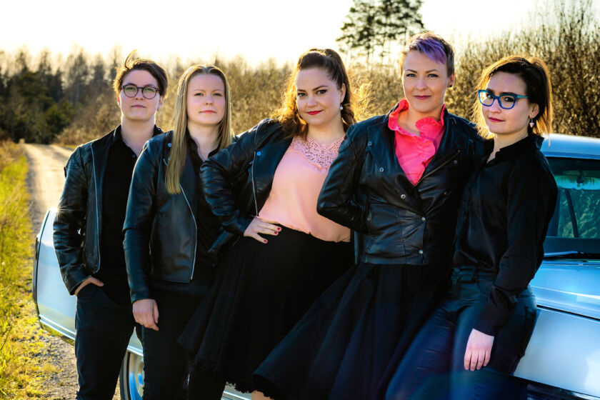 Neitoset solistinaan Mari Pisilä.