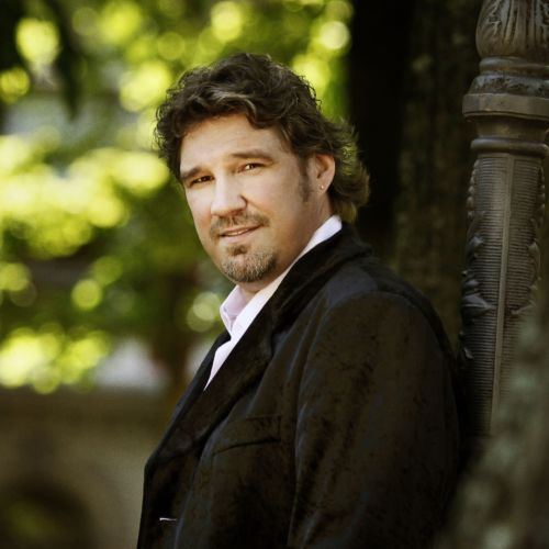 Pentti Hietanen varjoisassa puistomaisemassa.