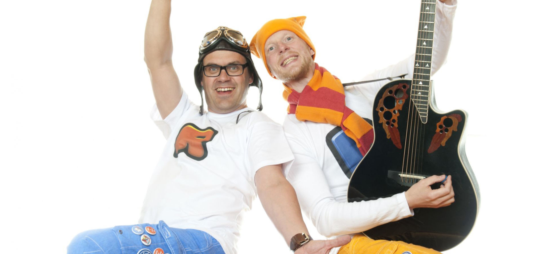 Robin ja Rekku tervehtivät iloisina katsojaa.