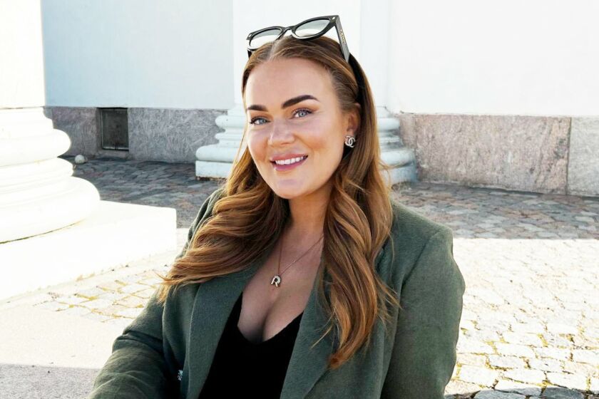Rosanna Kulju istuu ulkona.