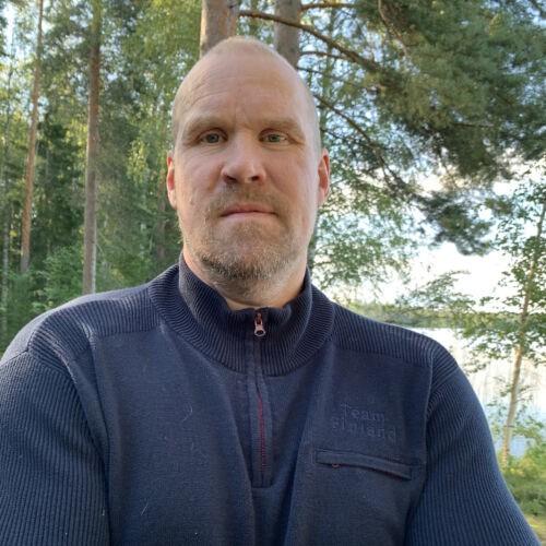 Sami Helenius kesäisissä järvimaisemissa.