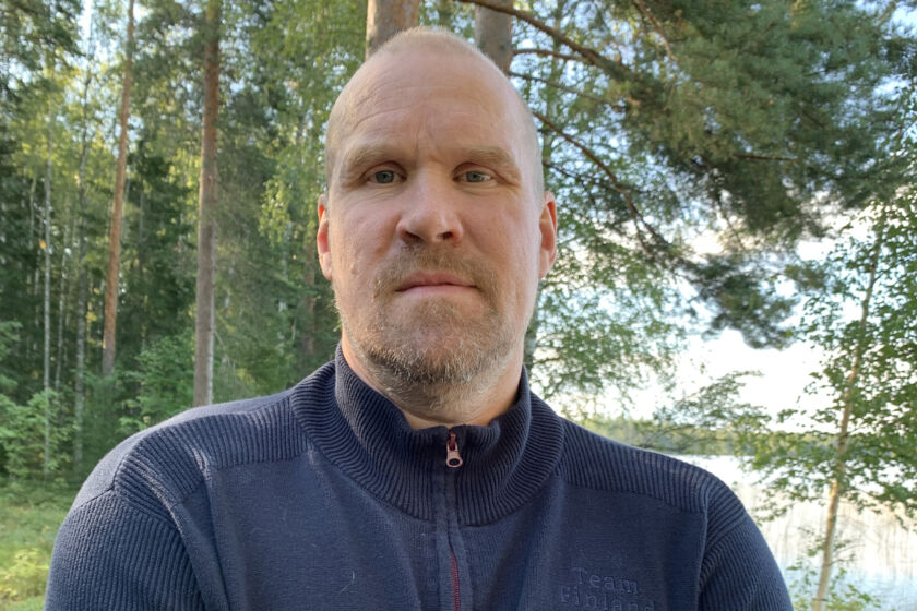 Sami Helenius kesäisissä järvimaisemissa.